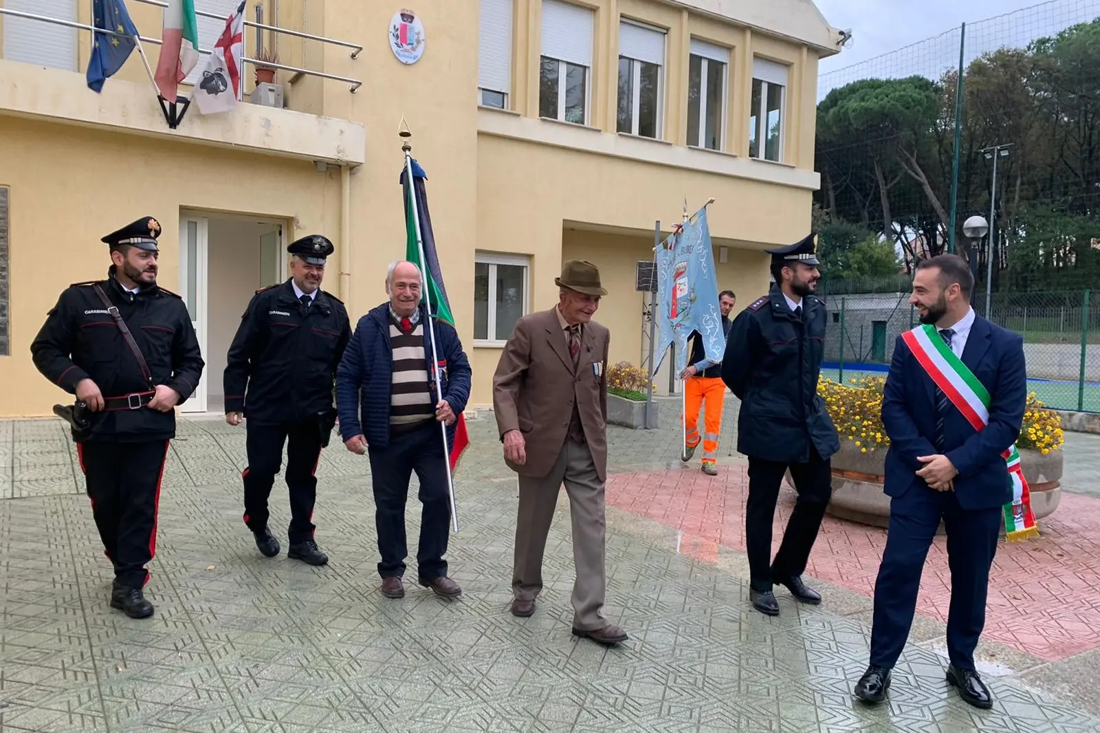 Il corteo col sindaco Simone Monni e Antonio Lorrai (foto Serreli)