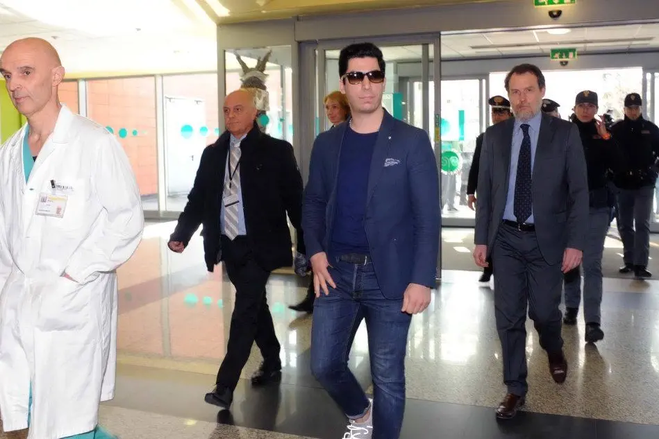Renzo Bossi all'ospedale di Circolo di Varese, dove è ricoverato il padre (Ansa)