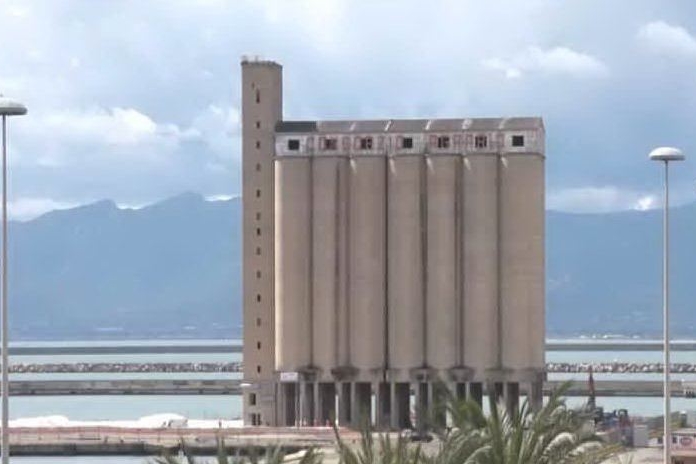 Cagliari, dinamite per abbattere il silos: la diretta