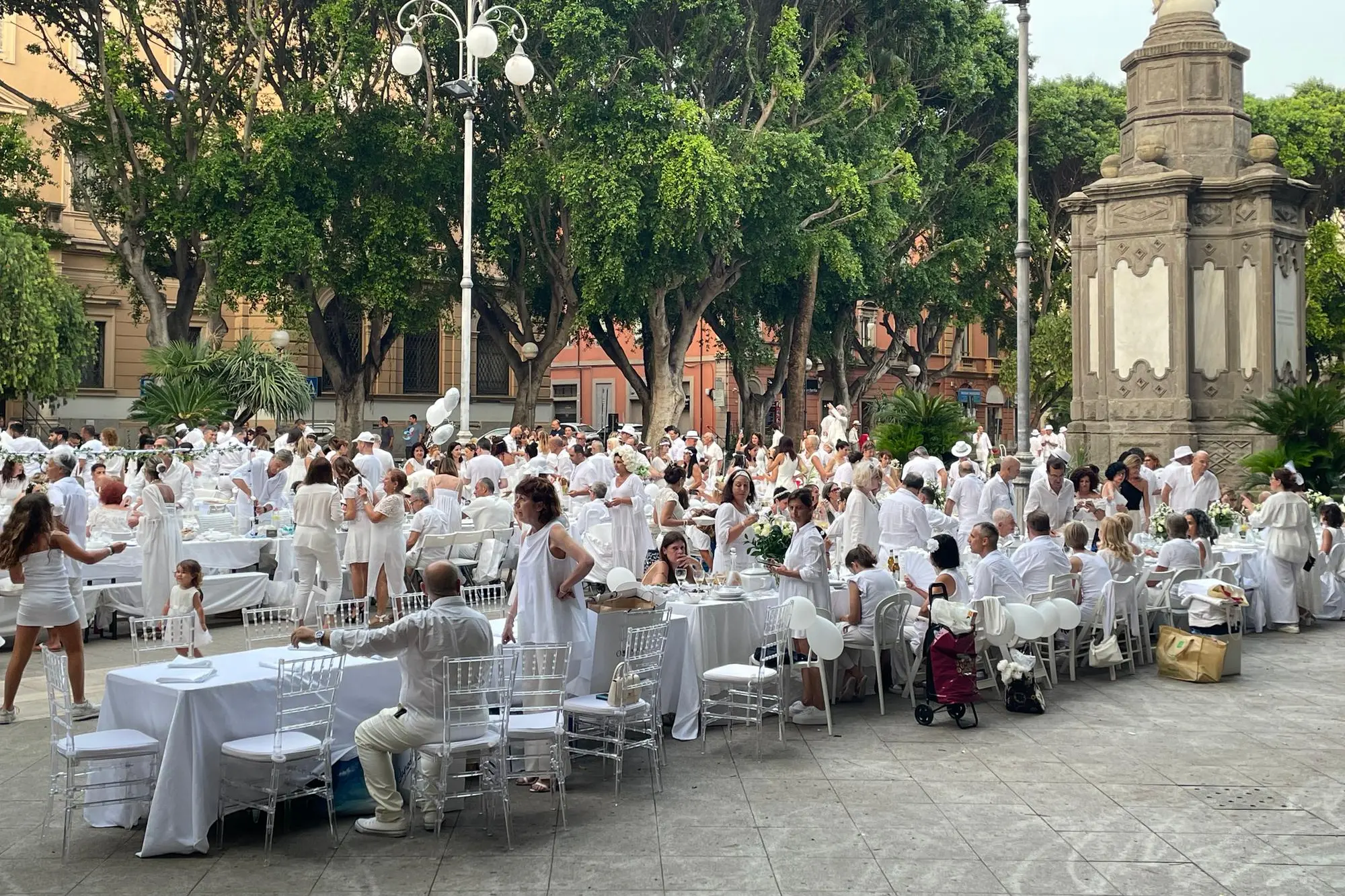 Un momento della Cena in bianco in piazza del Carmine (foto Spignesi)