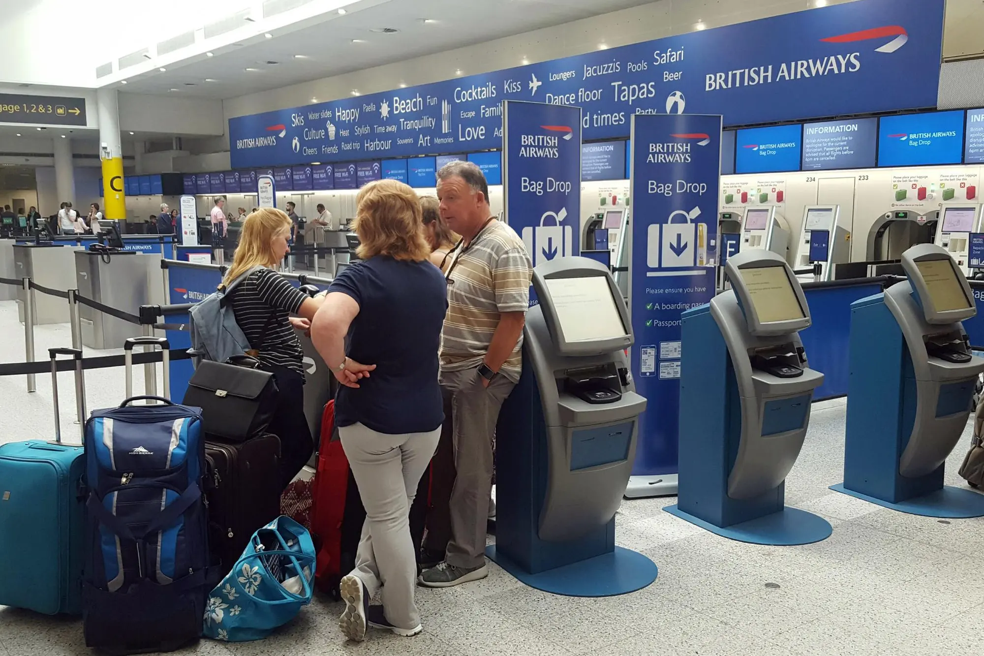 Passeggeri in attesa al check-in a Gatwick (foto Ansa via AP)