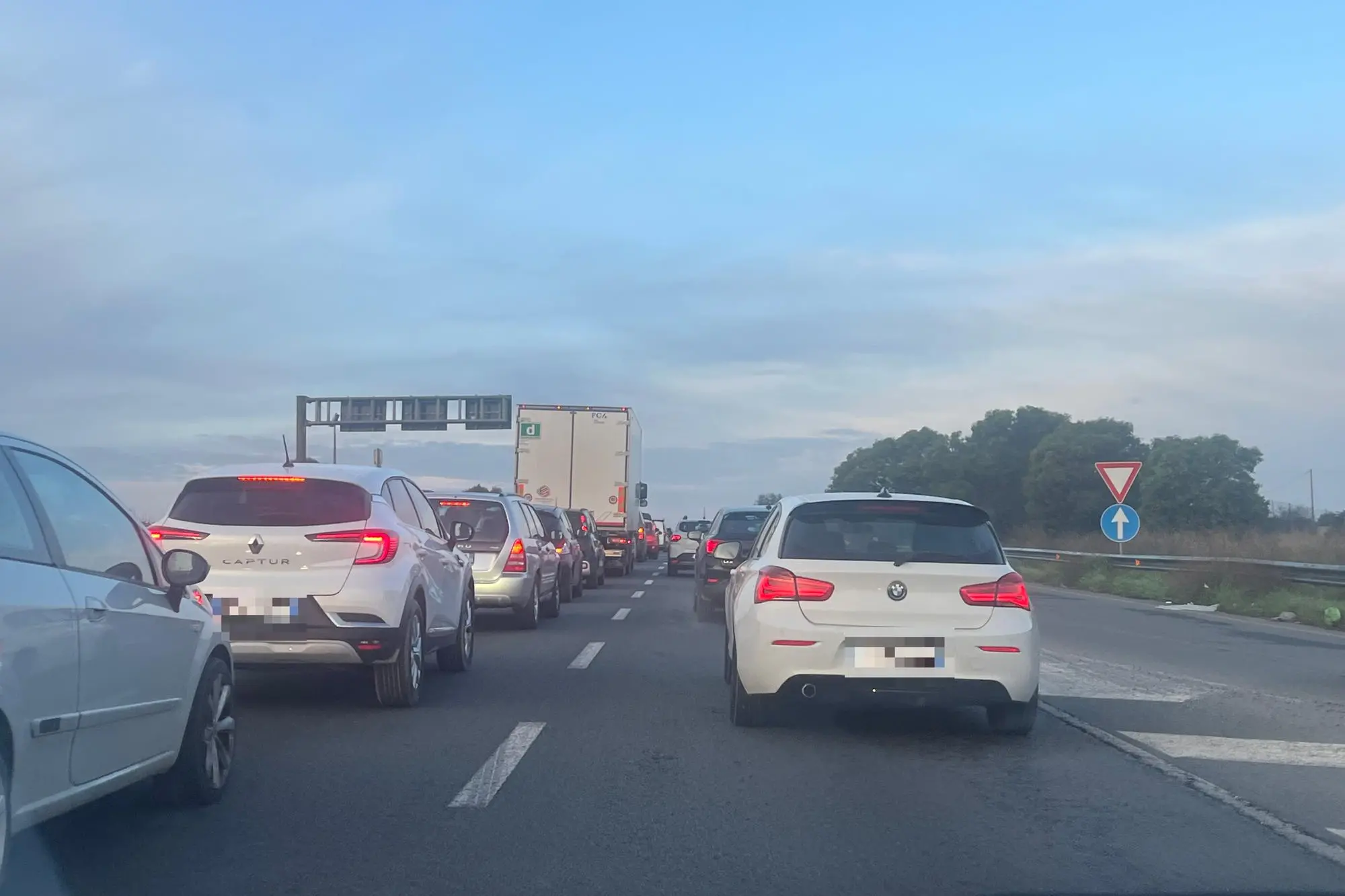 La fila di auto sulla Statale 554 la mattina del 17 dicembre 2025