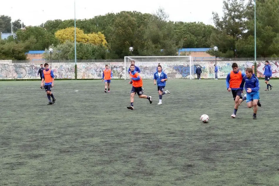 Giovani calciatori in azione