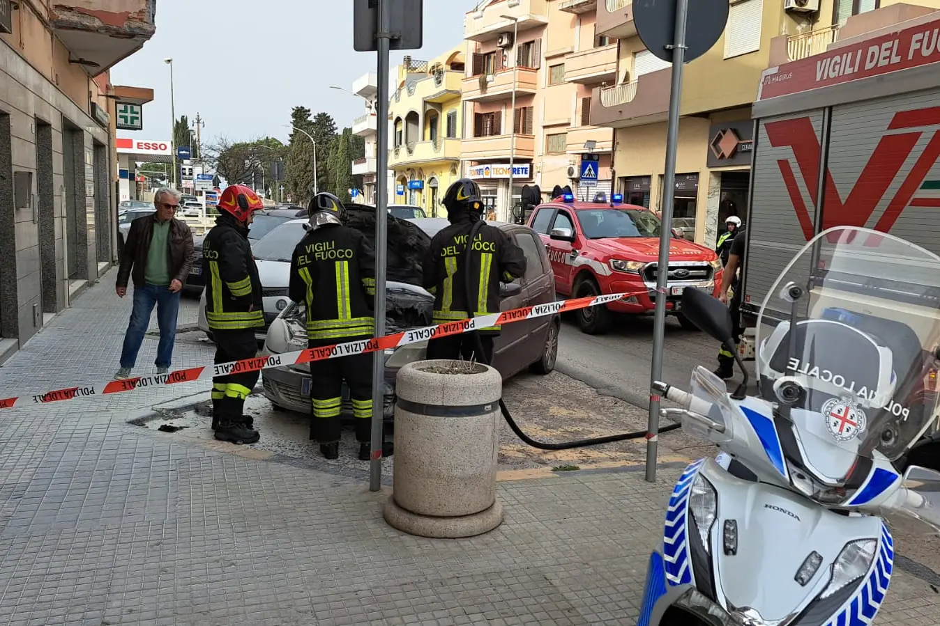 L'intervento dei Vigili del Fuoco (foto Serreli)