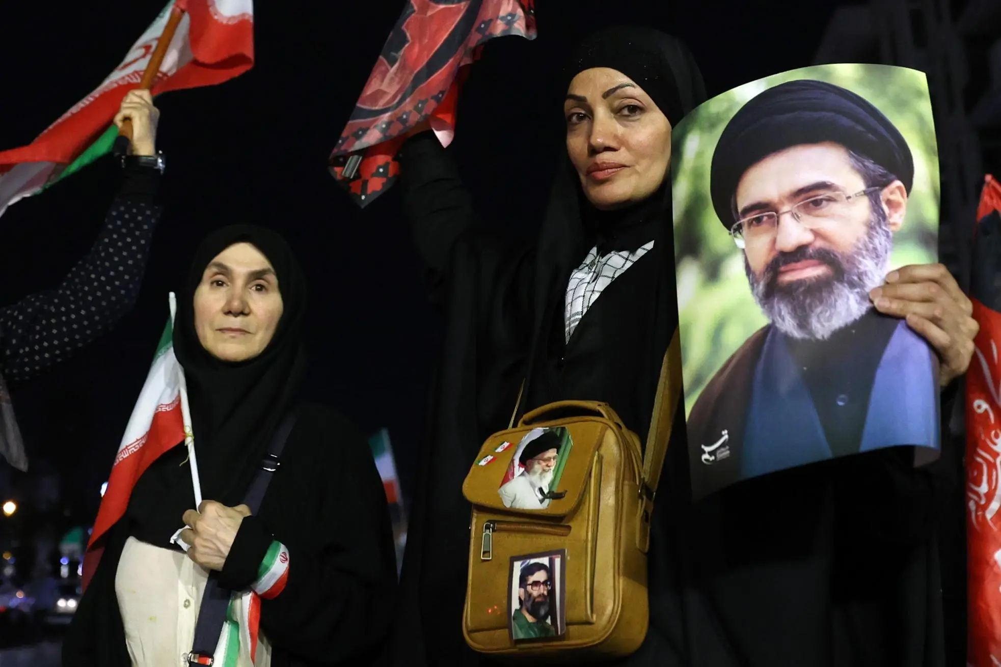Donne iraniane con il ritratto di Mojtaba Khamenei (Epa)