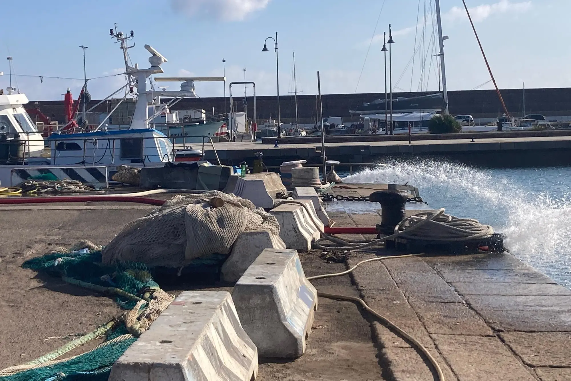 Le operazioni di recupero nella banchina a Porto Torres (foto Pala)