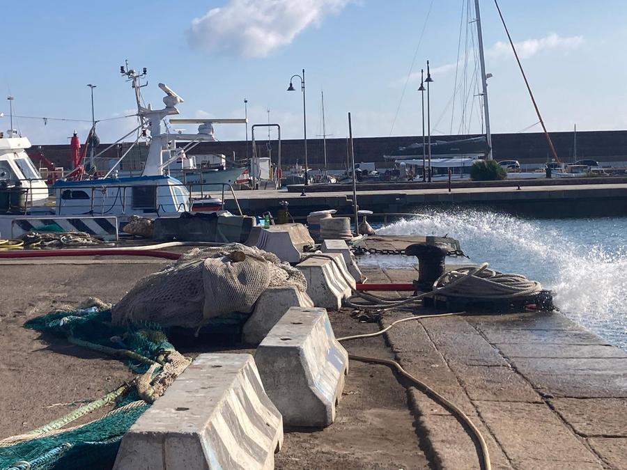 Porto Torres, il peschereccio Saturno finisce sugli scogli: evitato l’affondamento