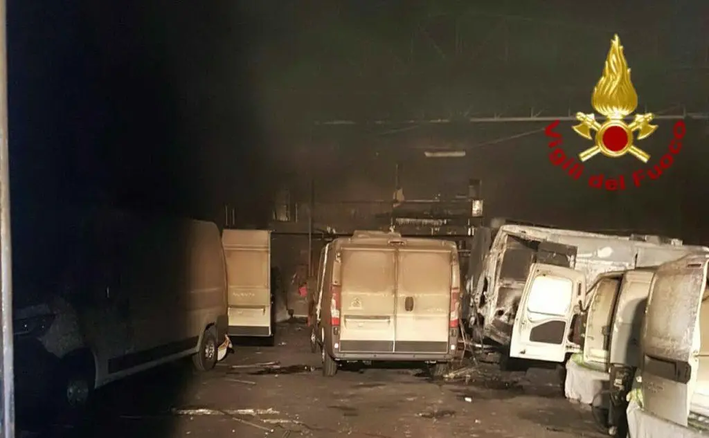 Ad Assemini le fiamme si sono sviluppate all'interno di un capannone