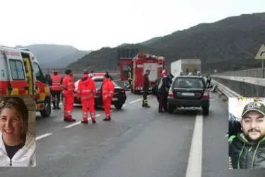 L'incidente mortale lungo la 125. Nel riquadro a sx Susanna Figus. A dx Massimiliano Concas morto in uno scontro frontale a Villamassargia