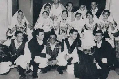 Ugo Tremulo con il gruppo folk di Sinnai