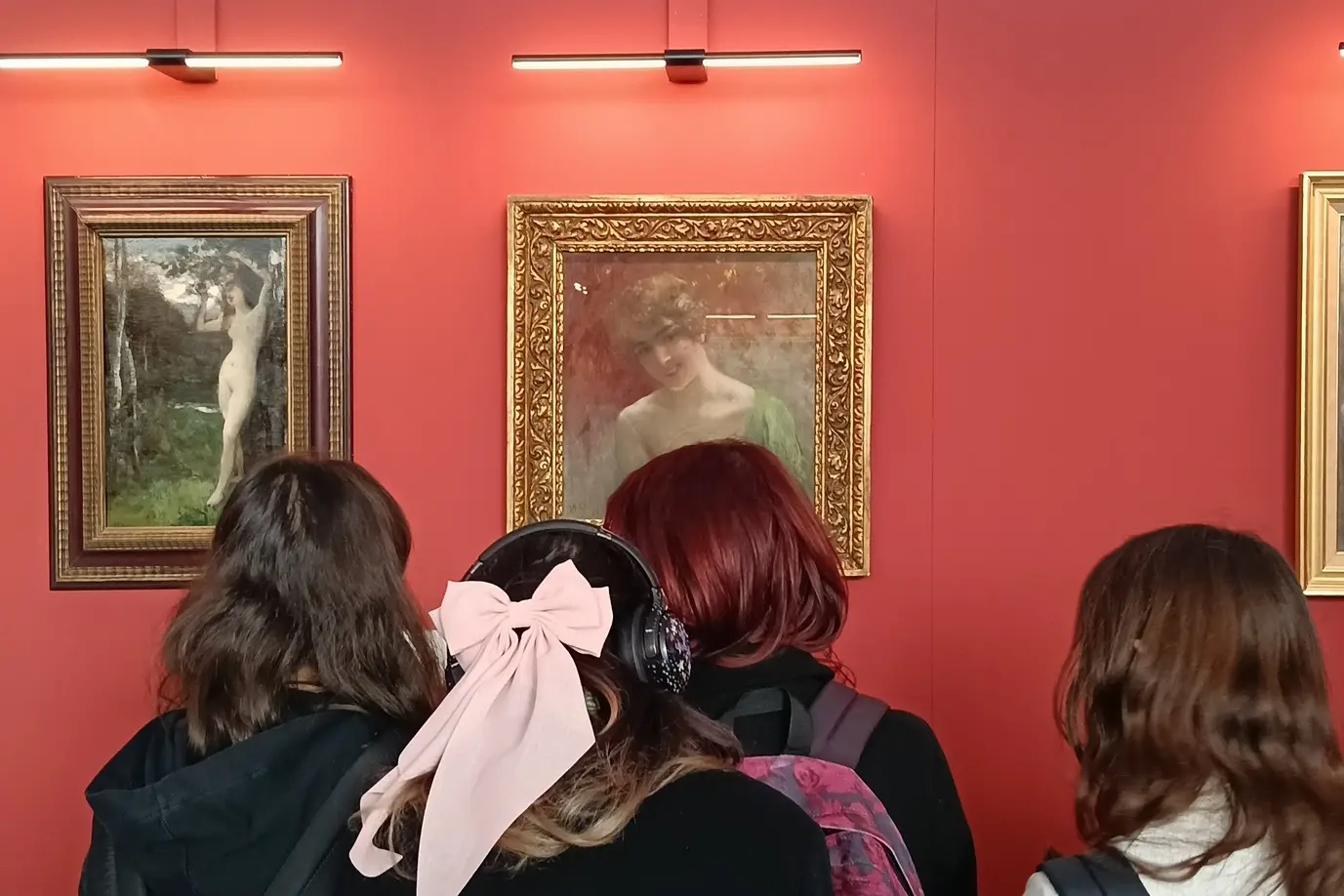 Studentesse in visita alla mostra (foto ufficio stampa)