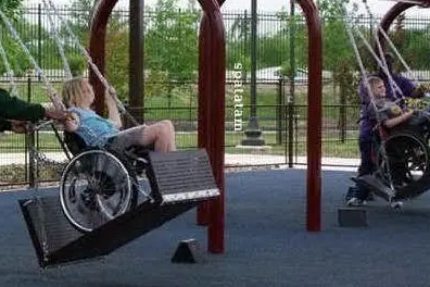 Un'altalena per i bambini disabili