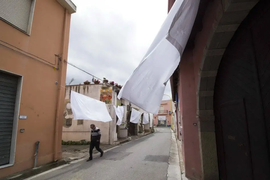 San Sperate, le lenzuola bianche stese in tutto il paese (foto Stefano Anedda)