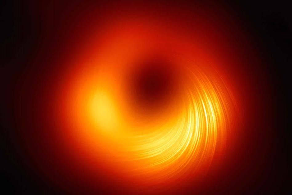 Ecco le prime immagini del campo magnetico di un buco nero