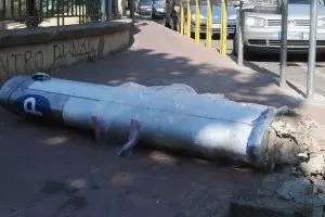 Una colonnina di un parchimetro abbattuta (Archivio)