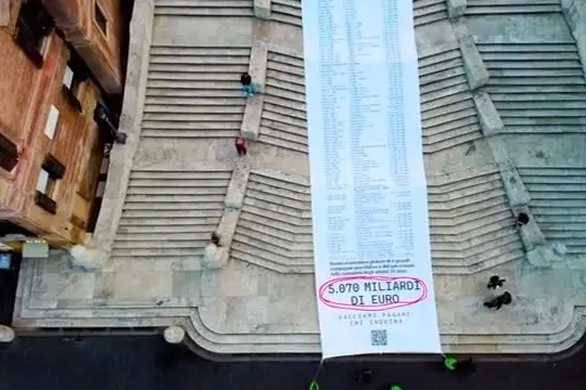 L'enorme scontrino di Greenpeace con il conto della crisi climatica