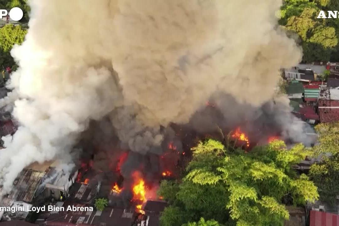 Filippine, incendio a Manila: otto morti tra cui sei bambini