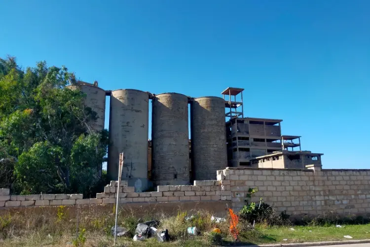 L'ex Cementir nell'area industriale di Porto Torres (foto Pala)