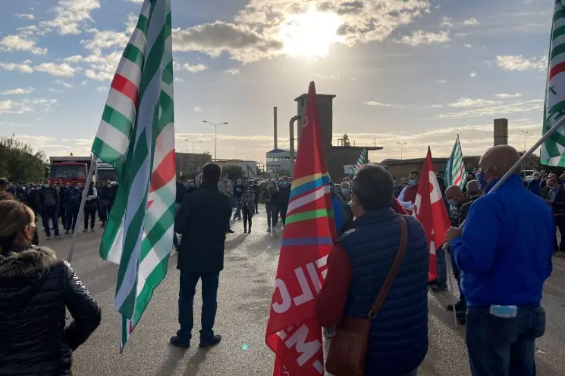 La protesta sindacati Cgil, Cisl e Uil (foto Pala)