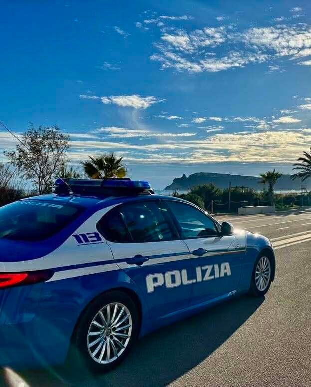 Tentano di rubare uno scooter caricandolo su un furgone: arr