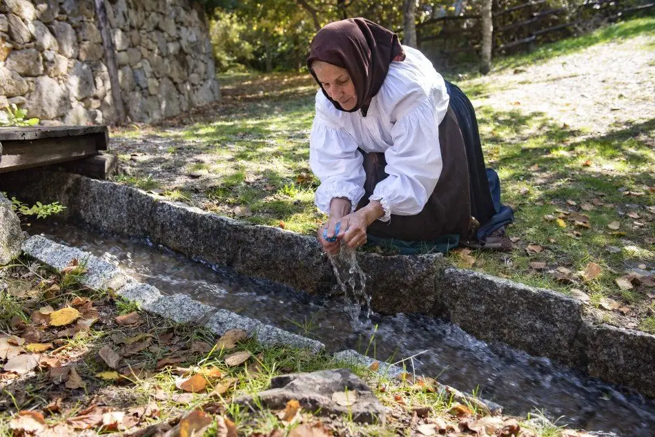 Tiana, donna lava i panni vicino alla gualchiera (Archivio L'Unione Sarda)