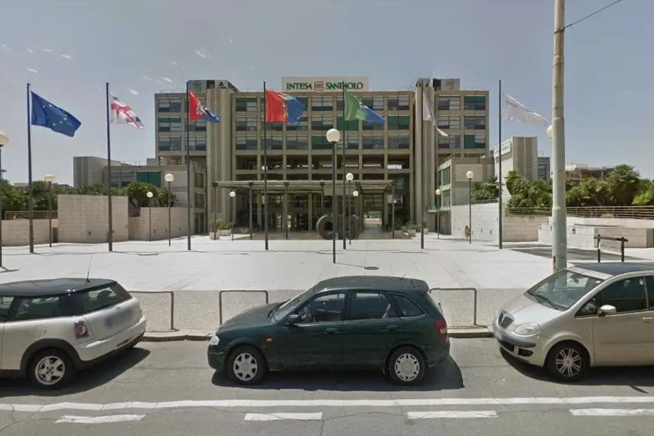 La sede di Intesa San Paolo di Viale Bonaria (Google Maps)
