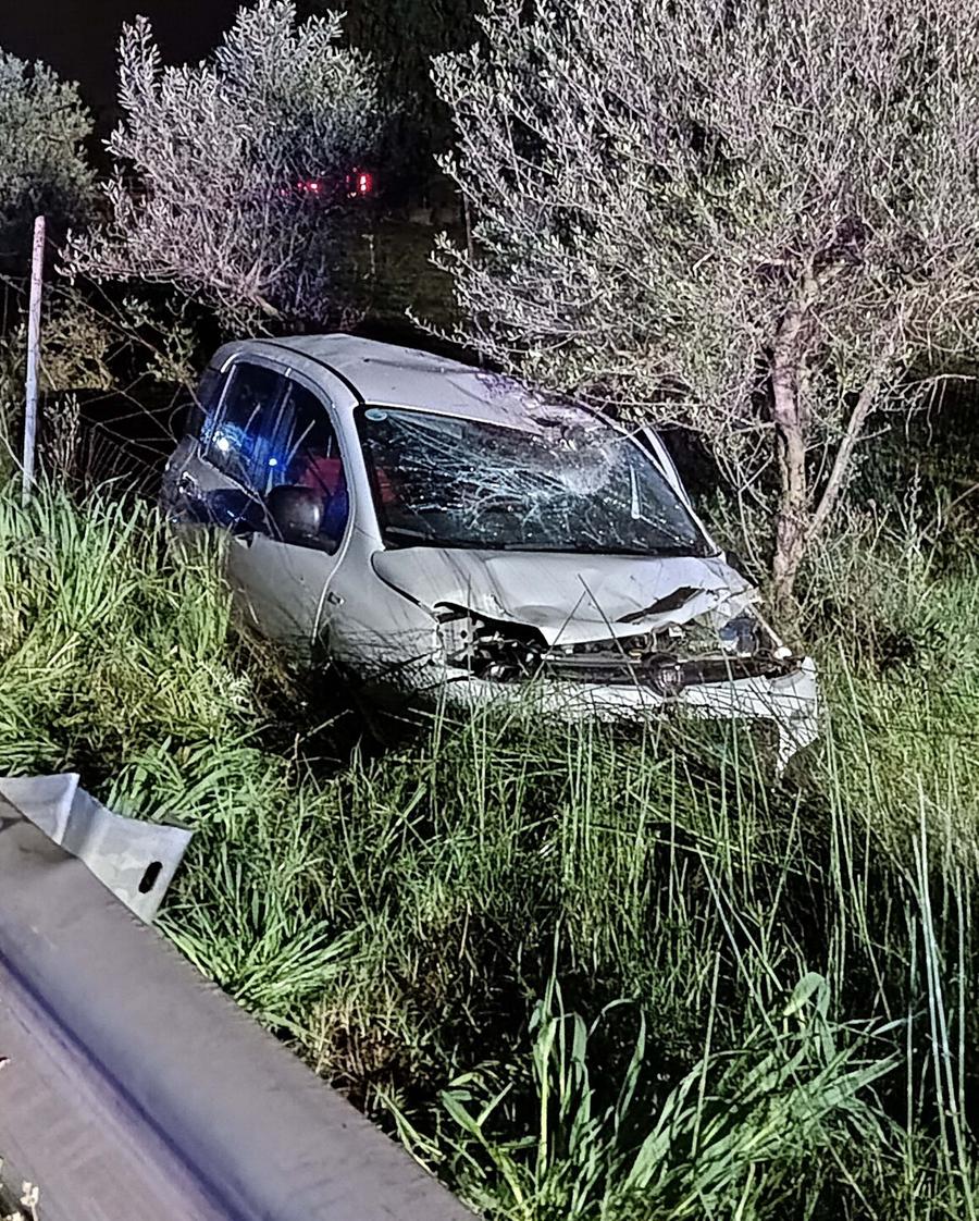 Auto finisce fuori strada, muore un giovane di 21 anni
