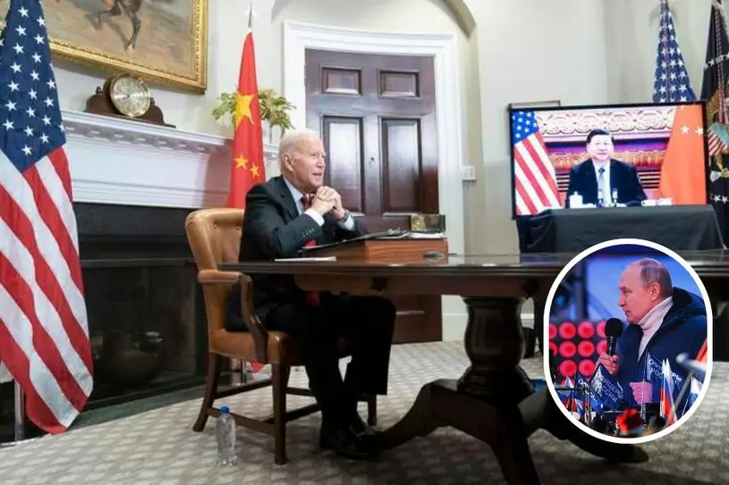 Joe Biden in collegamento con Xi Jinping e, nel riquadro, Vladimir Putin (Ansa)