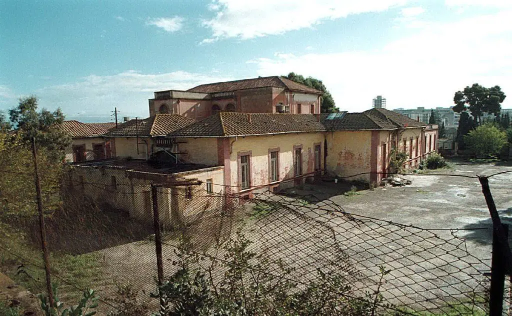 L'ex manicomio di Villa Clara a Cagliari, aperto a fine '800 e poi abbandonato dopo la legge Basaglia, è stato poi  recuperato e trasformato in biblioteca (foto Archivio L'Unione Sarda)
