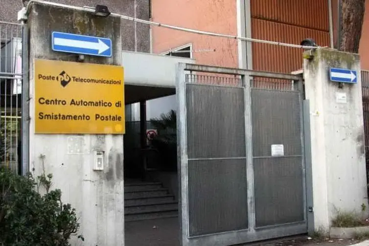 Il centro smistamento di Fiumicino dove è esploso uno dei primi pacchi bomba (archivio L'Unione Sarda)