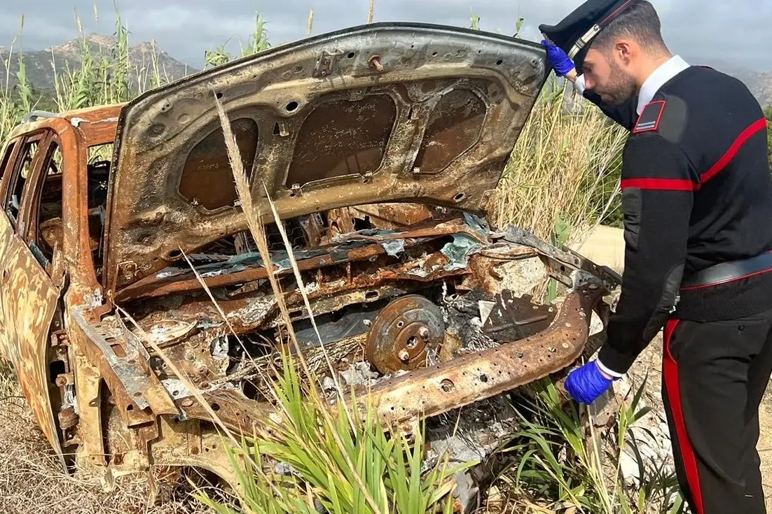 L'auto distrutta dopo il rogo (Foto Carabinieri)