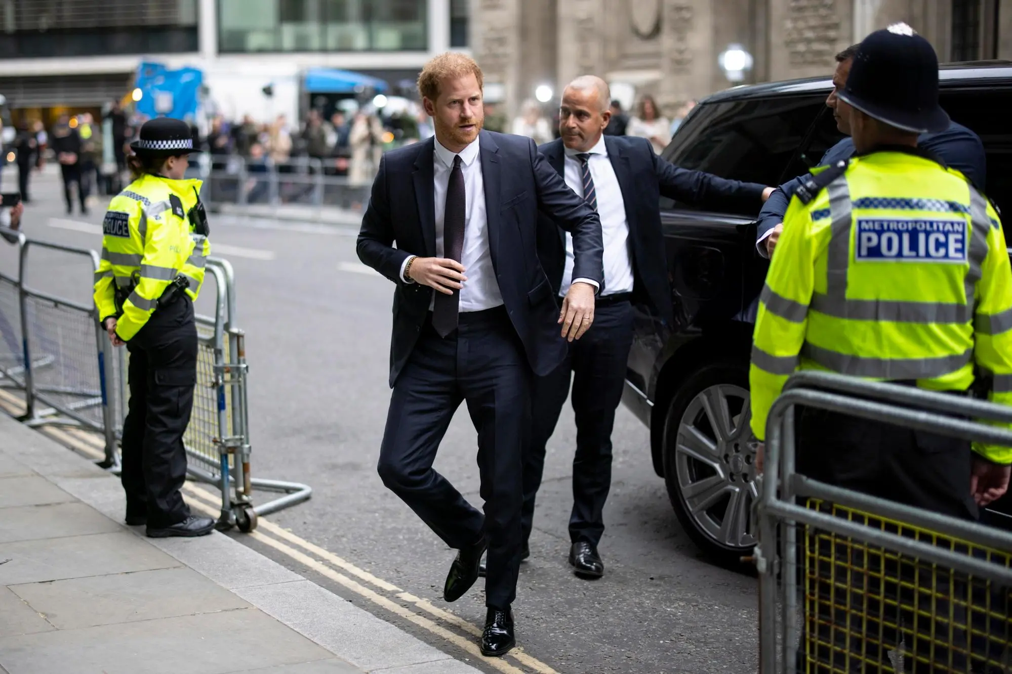 epaselect epa10675414 Britain's Prince Harry (C) arrives at the High Court in London, Britain, 06 June 2023. Prince Harry is to give evidence over the phone hacking trial against the Mirror Group Newspapers. Harry is seeking damages against the Daily Mirror over unlawful information gathering through phone hacking. EPA/TOLGA AKMEN