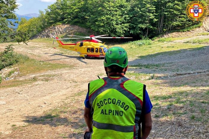 Il soccorso alpino e un elicottero (Ansa)