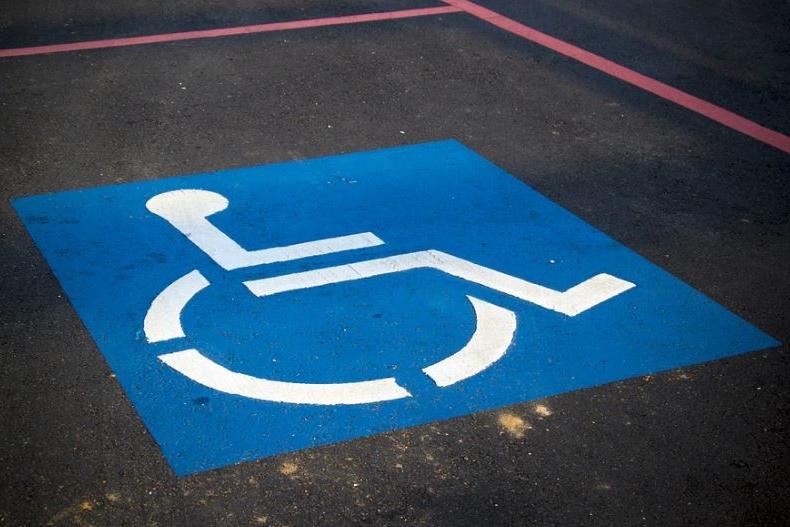 Nuoro, si fingono disabili per spillare soldi ai passanti: denunciati