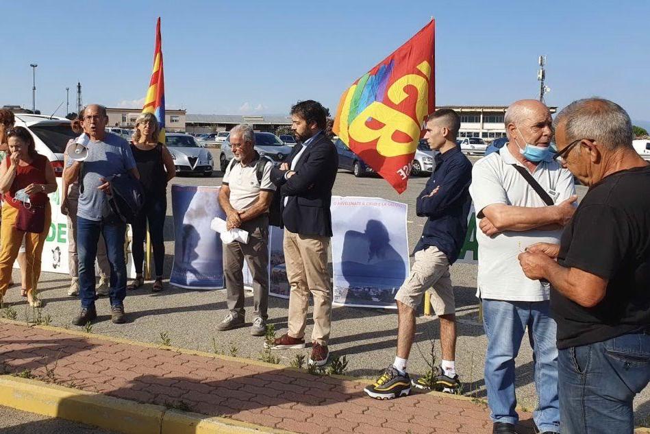 Gli ambientalisti manifestano davanti ai cancelli della Saras