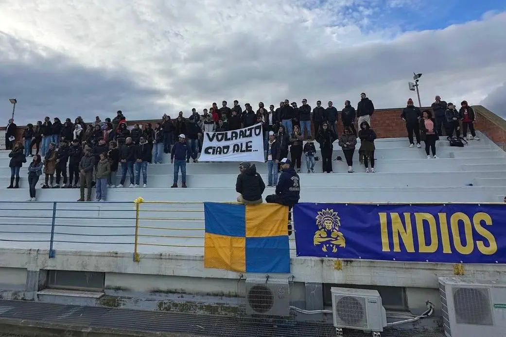 I tifosi del Villasimius ricordano a inizio partita Alessandro Zizzaro, il diciannovenne morto venerdì notte in un tragico incidente stradale