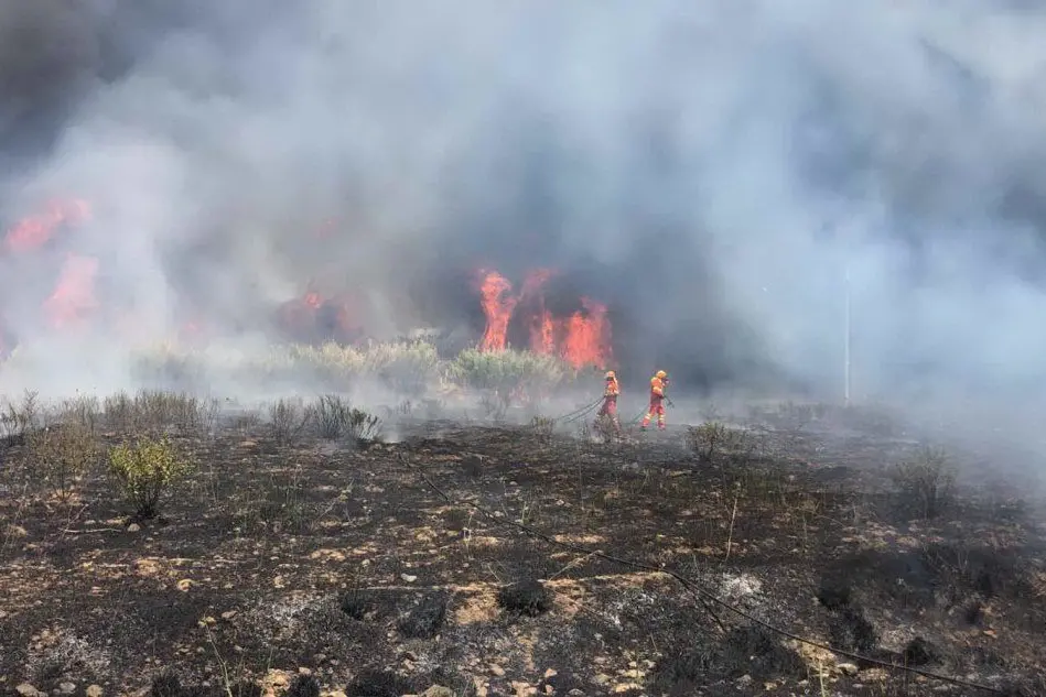 L'incendio (foto L'Unione Sarda - Serreli)