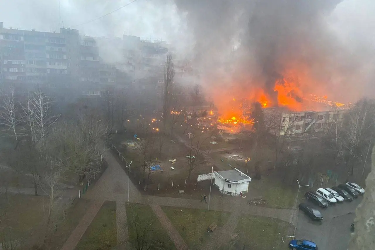 Ucraina, elicottero precipita su un asilo (foto da twitter)
