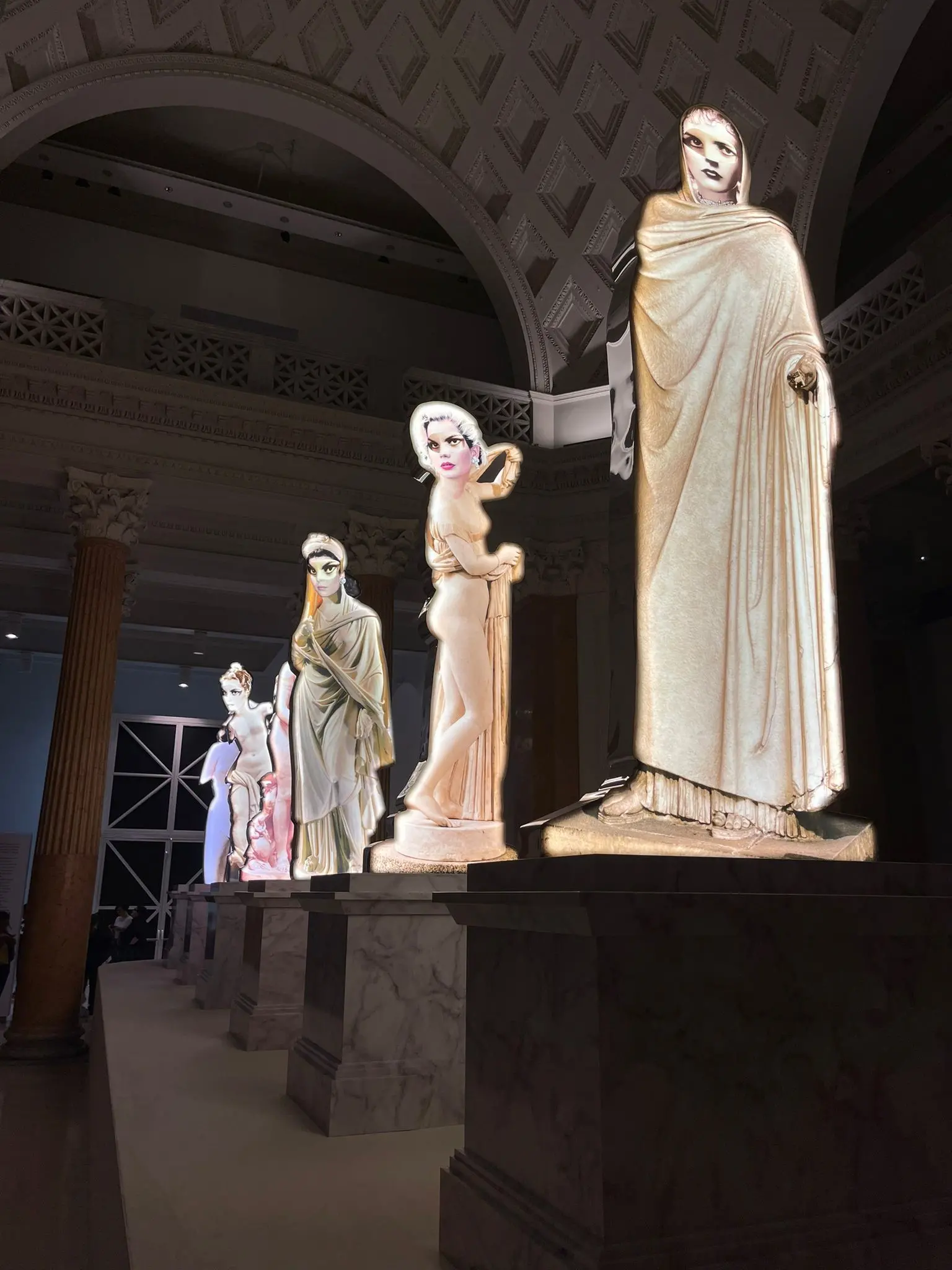 L'installazione con le sei sculture luminose all'ingresso (foto V. Pinna)