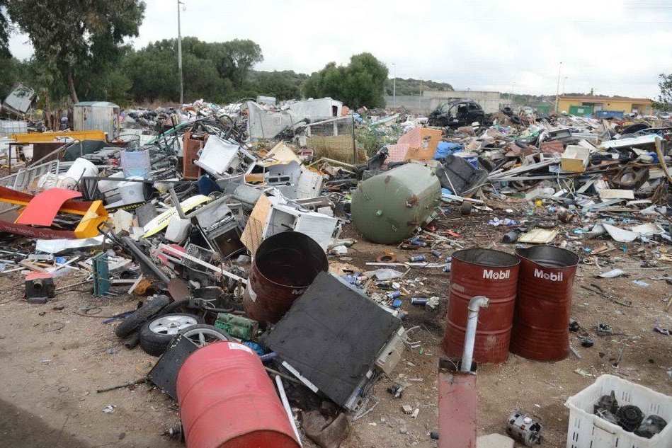 Rifiuti, emergenza a Olbia: e il sindaco sgombera il campo rom di Sa Corroncedda