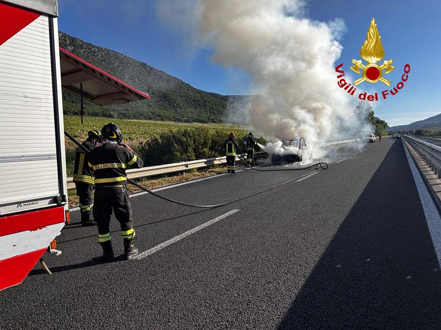 Nuoro, auto va in fiamme mentre percorre la 131 Dcn