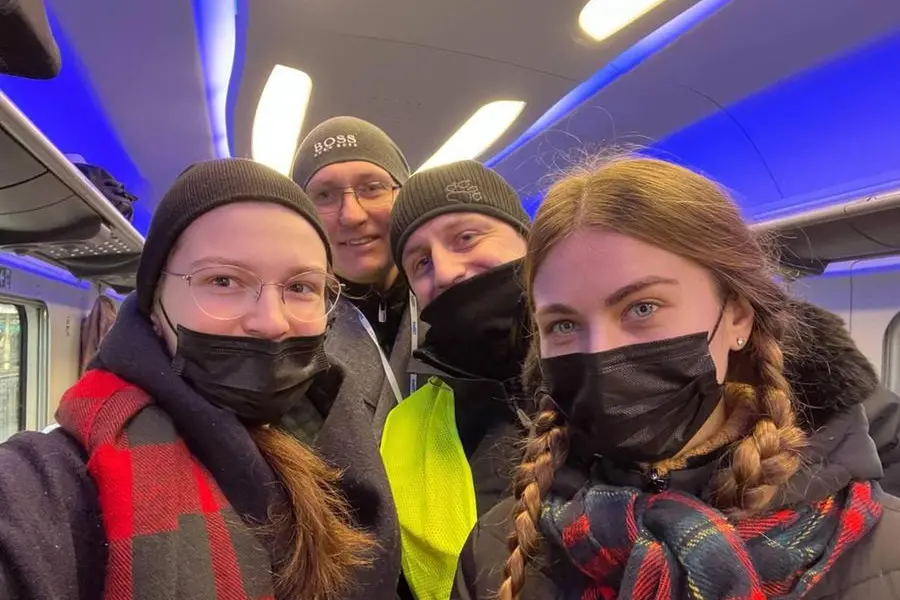 A sinistra Svitlana, a destra Darina, in treno verso la Polonia (foto concessa)