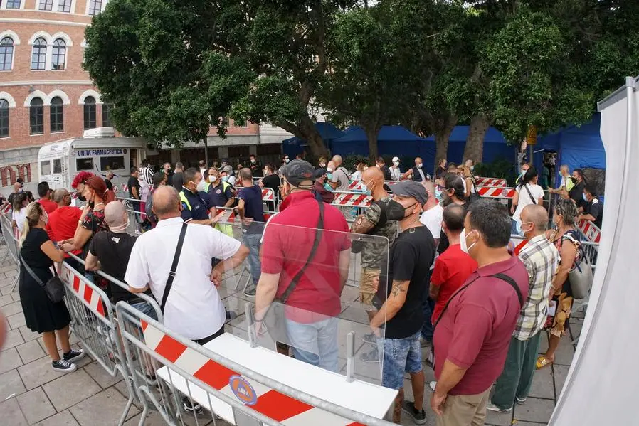 La fila di persone in coda all'Open day di Cagliari (foto L'Unione Sarda - Anedda)