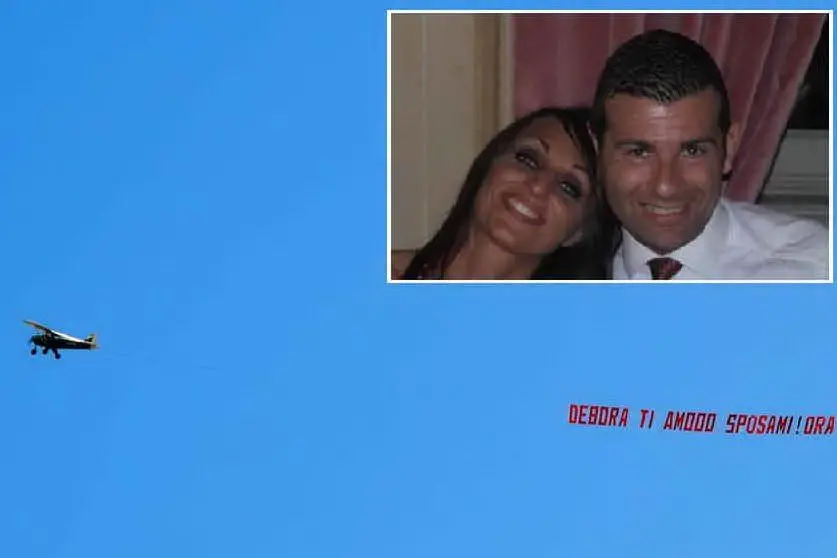 L'aereo con la proposta di matrimonio, nel riquadro Antonio Brozzu e la sua Debora