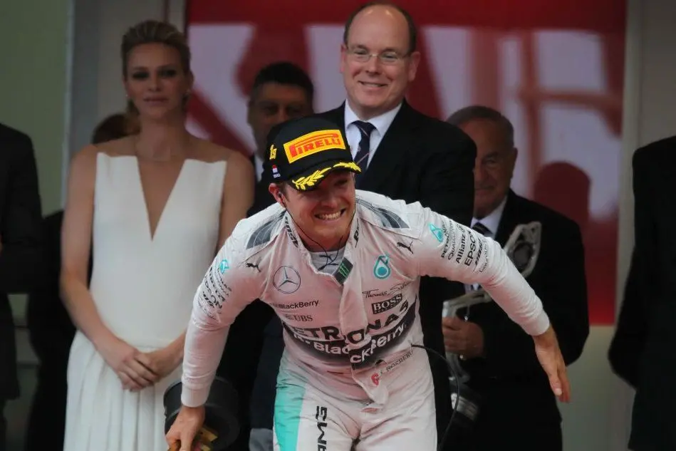 L'esultanza di Nico Rosberg (davanti al principe Alberto di Monaco) dopo il successo del 2015