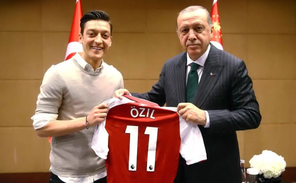 Ozil con il leader turco Erdogan
