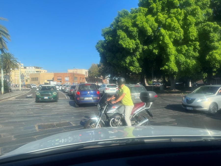 Cagliari, semaforo in tilt all’altezza di piazza Matteotti: si salvi chi può