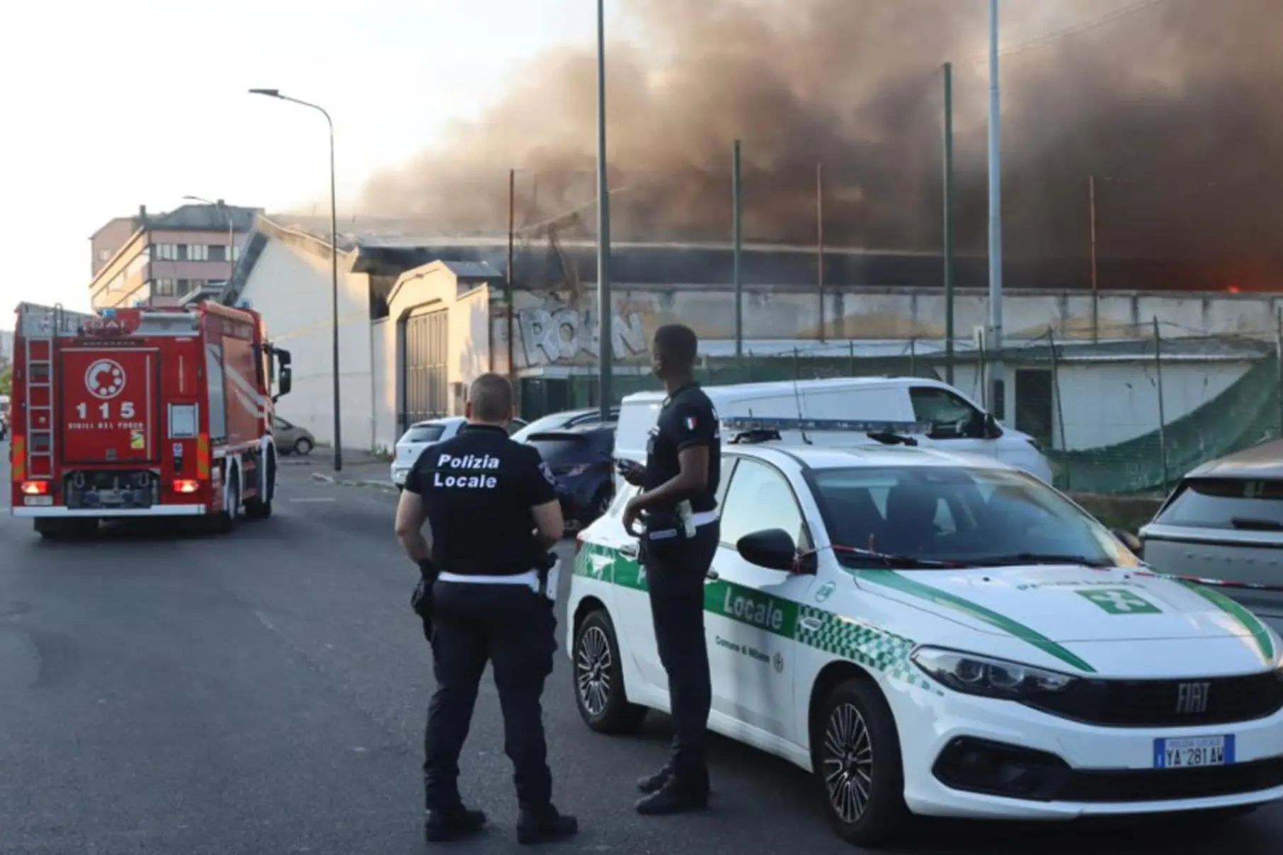 La colonna di fumo nero dopo l'incendio (Ansa)