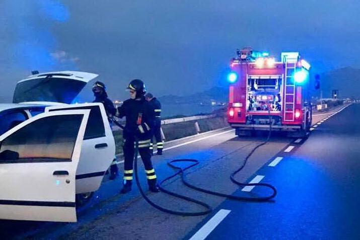 Cagliari, nella notte incendiate tre auto