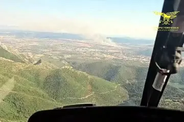 Fiamme nel Sulcis, paura a Carbonia: il rogo minaccia le abitazioni